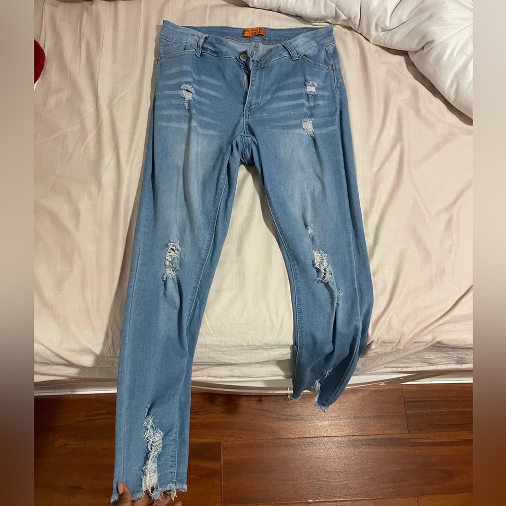 Light Wash Distressed Jeans/Jeggings